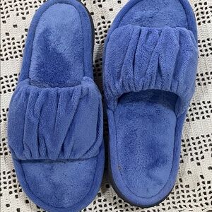 Women’s Isotoner blue open toe Slippers size 6.5-7 NWOB